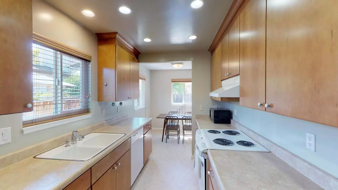 Classic Santa Clara home with covered patio photo 4