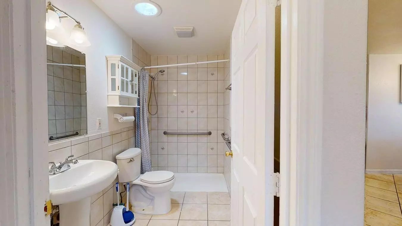 Private Bedroom in Inviting Santa Clara Home Near Apple photo 4