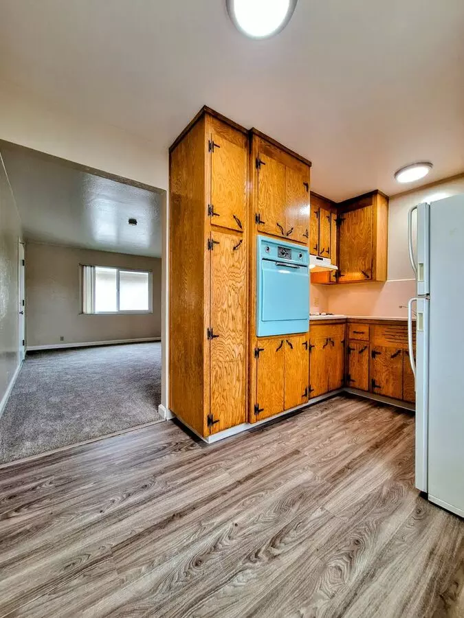 Second Floor 1bd Apartment With New Paint &amp; Floors Throughout! photo 2