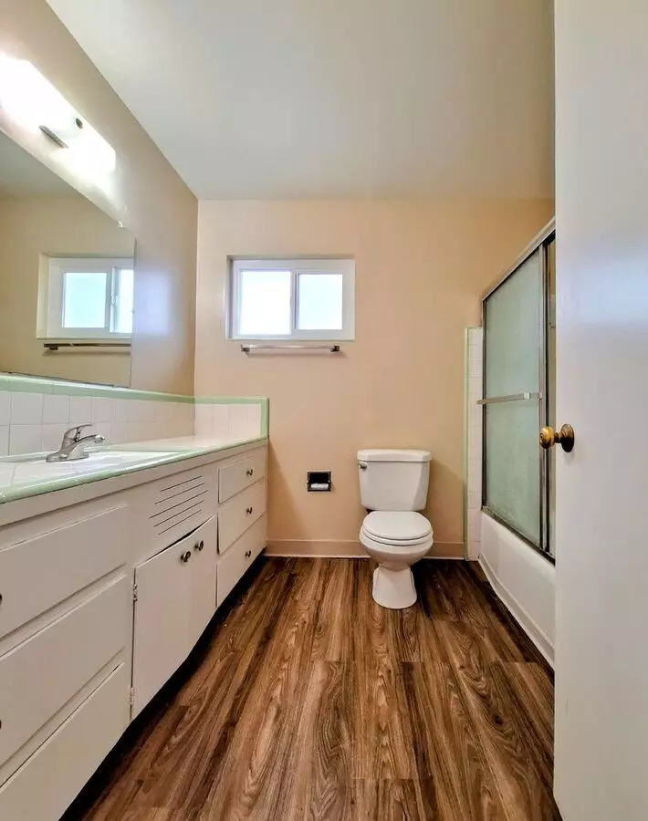Second Floor 1bd Apartment With New Paint &amp; Floors Throughout! photo 4