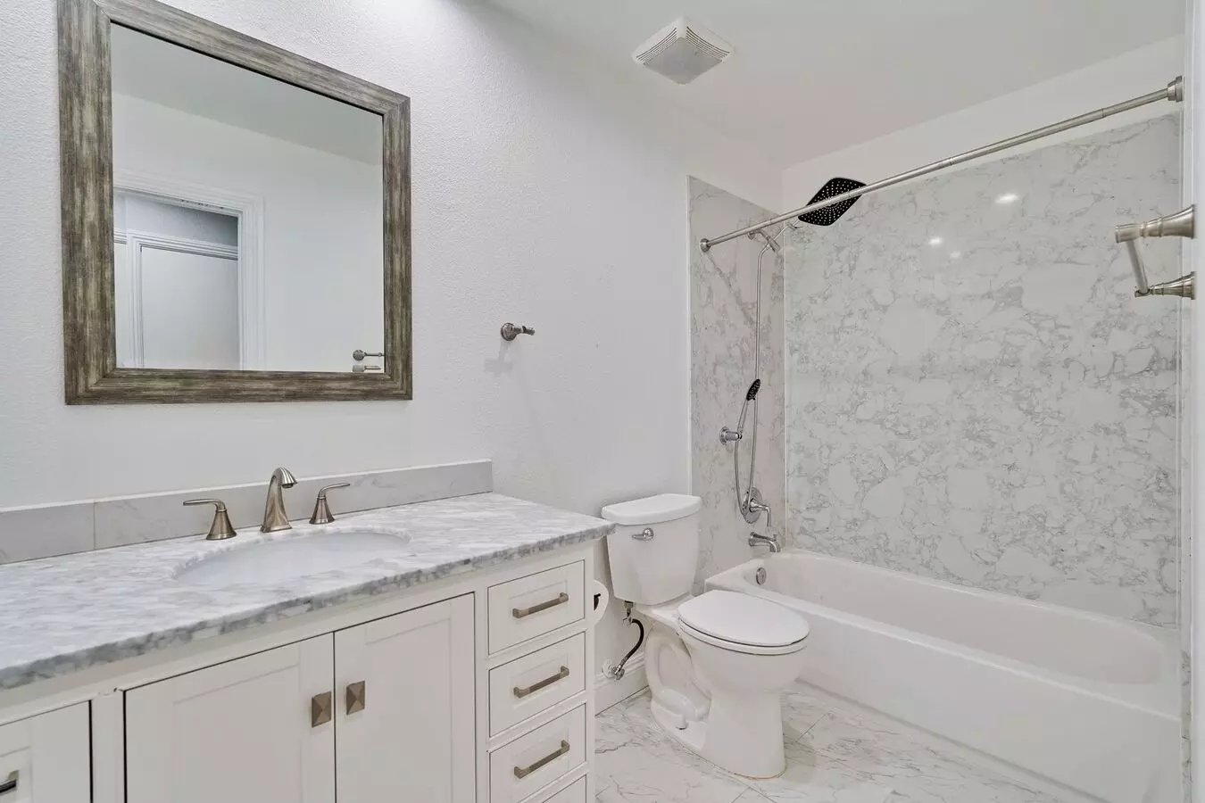 Stunning Single Family Home photo 3