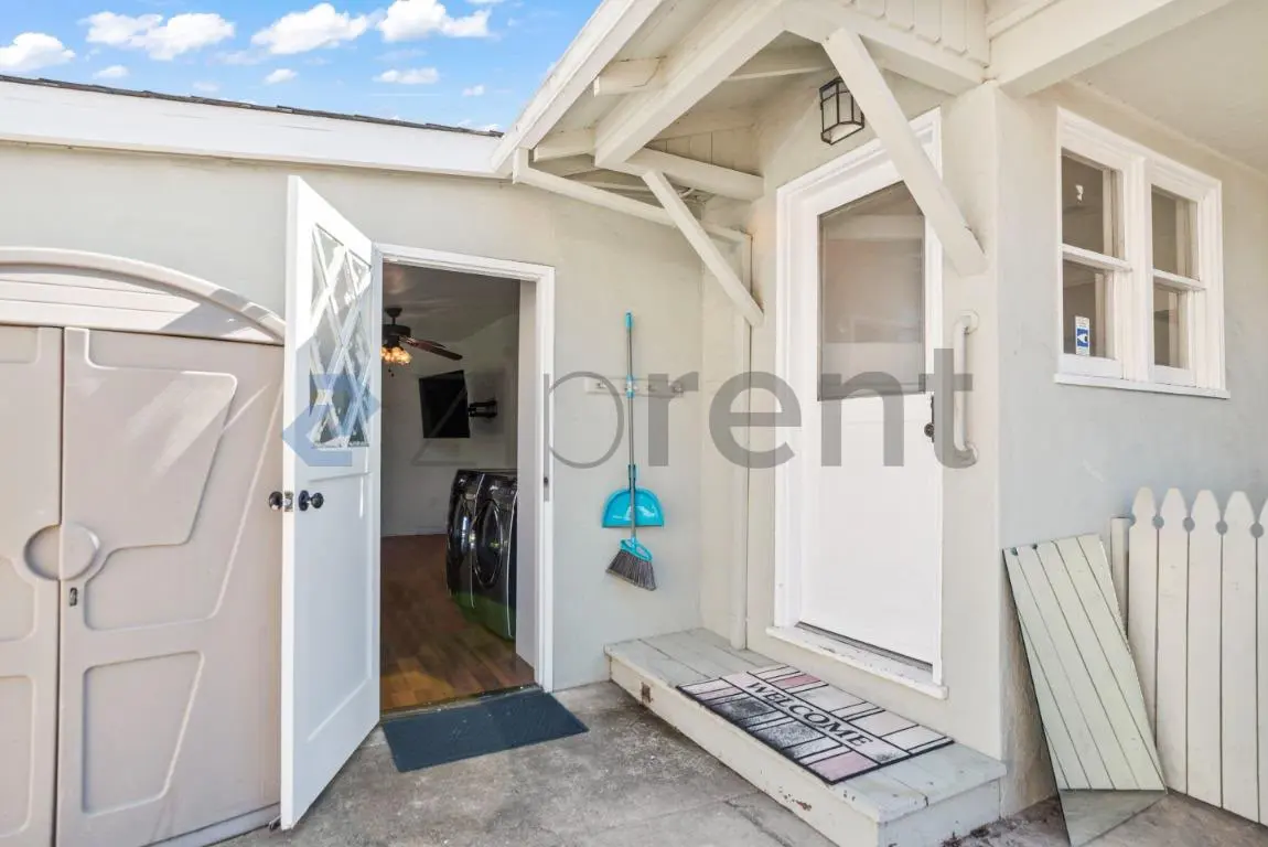 Stylish Home | Remodeled | Desirable Location photo 2