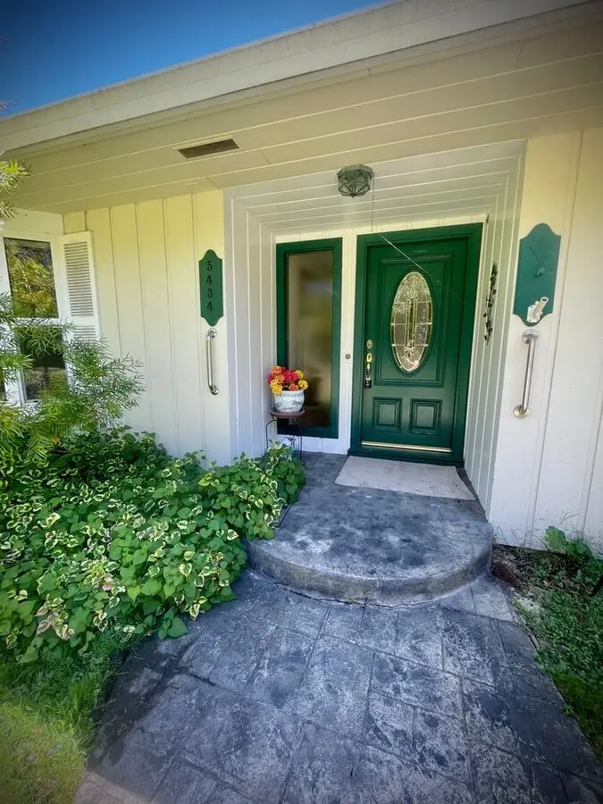 $3,900/month – Rare Country Feel On An Expansive Lot In One Of Santa Rosa's Desirable Neighborhoods! photo 5