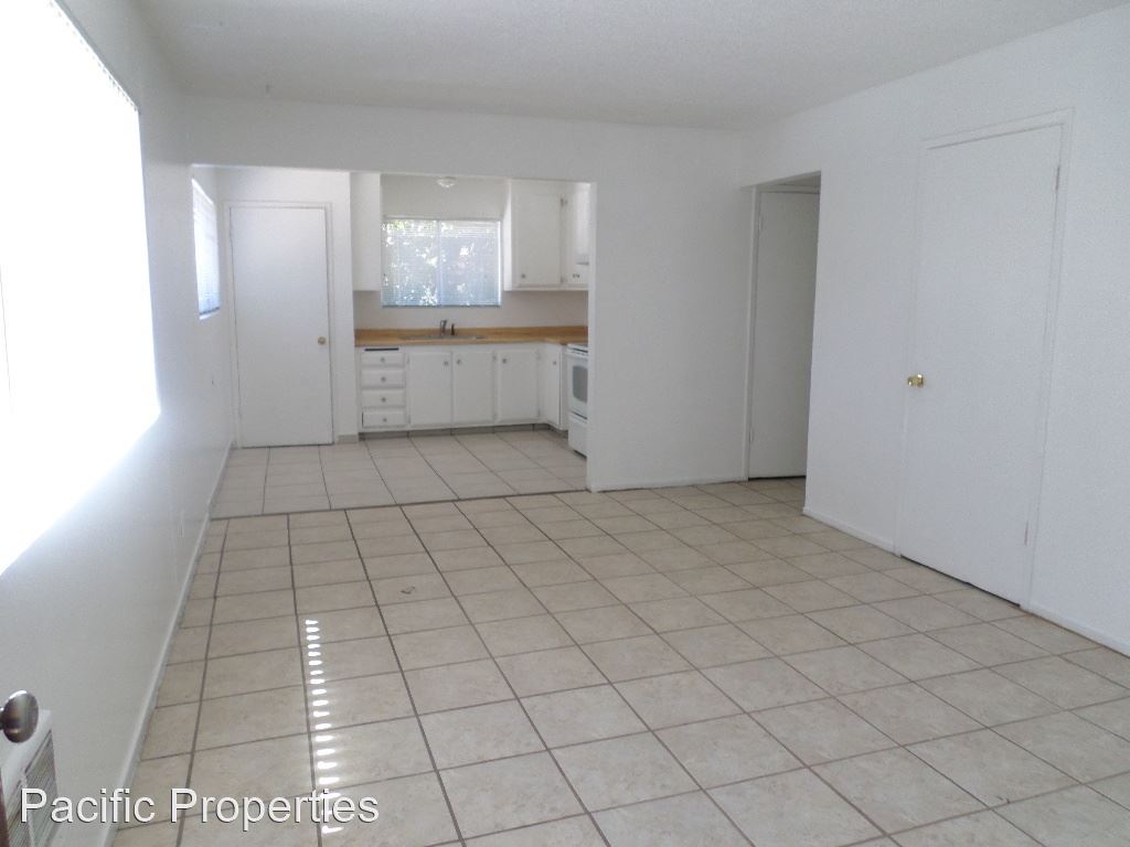 960 Sunset Ave photo 2