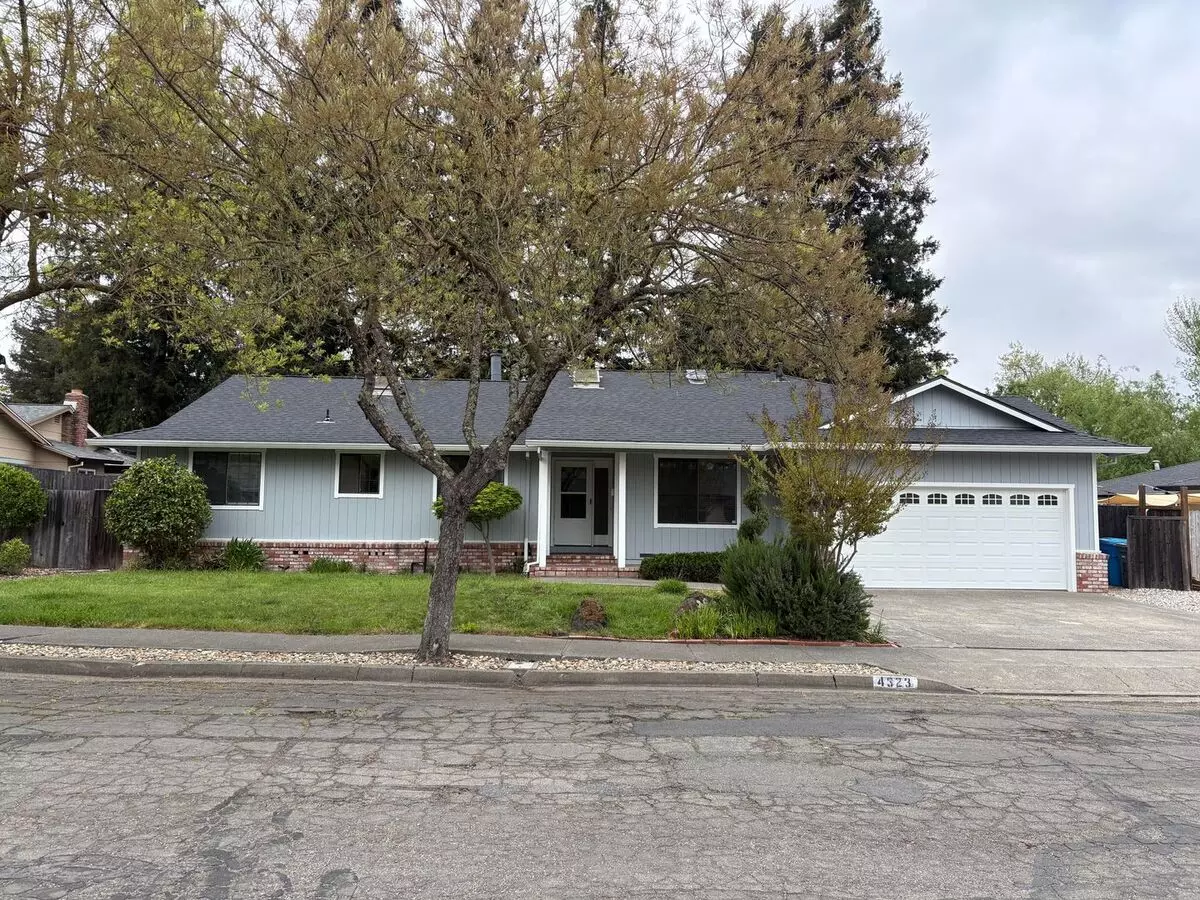Beautiful 4-bedroom Home With Dual Primary Bedrooms In Ne Santa Rosa