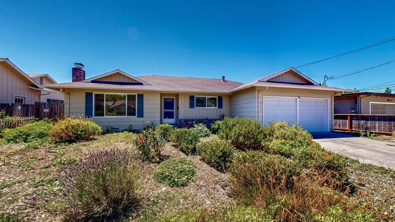 1925 Leafgreen Dr Santa Rosa, CA 95405