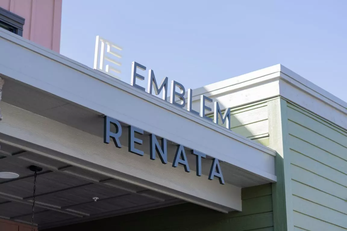 Emblem Renata photo 2