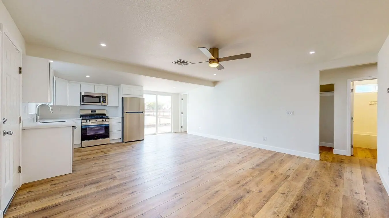 2132 Dennis Ln photo 2