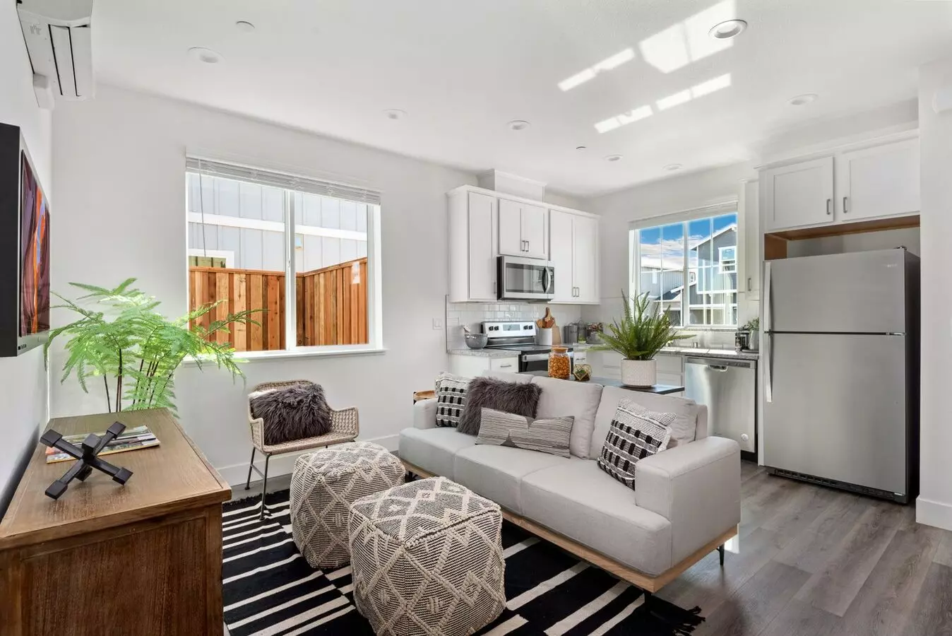 2 Months Free Rent! 2 Bed 1 Bath Upper Unit With Back Deck And Side Yard