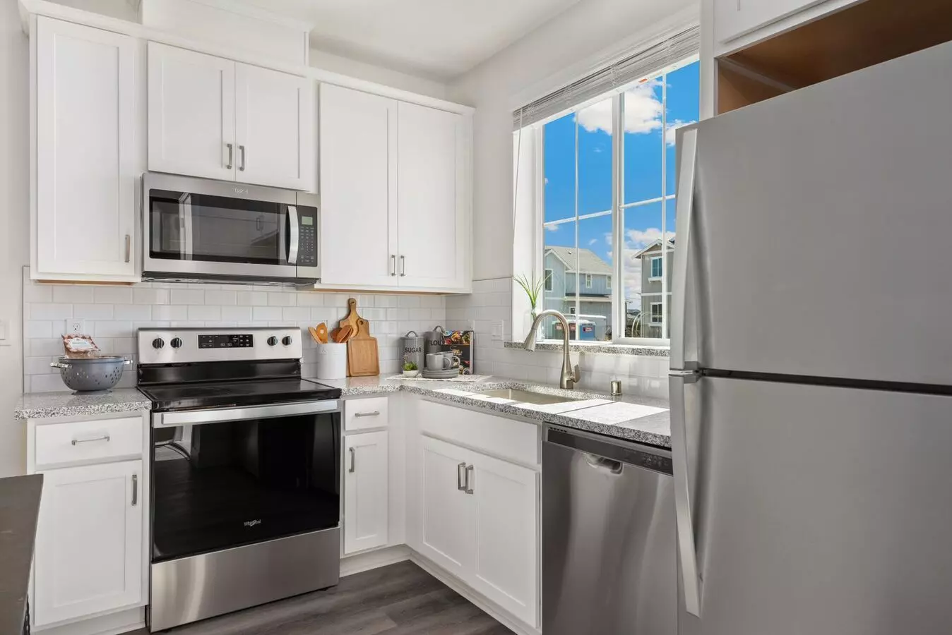 2 Months Free Rent! 2 Bed 1 Bath Upper Unit With Back Deck And Side Yard photo 5
