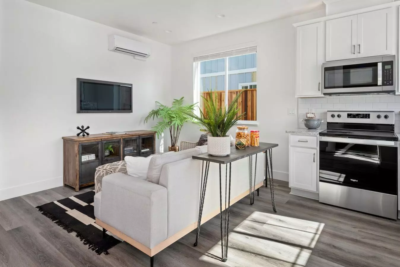 2 Months Free Rent! 2 Bed 1 Bath Upper Unit With Back Deck And Side Yard photo 4
