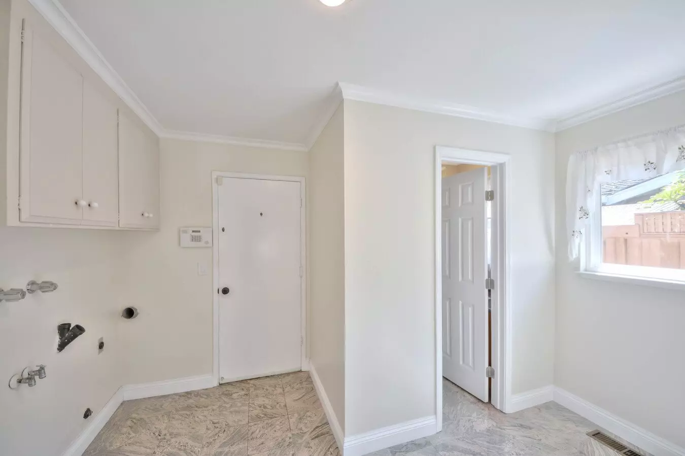Perfectly Located 4 Bed / 2.5 Bath Available In Highly Sought Saratoga photo 4
