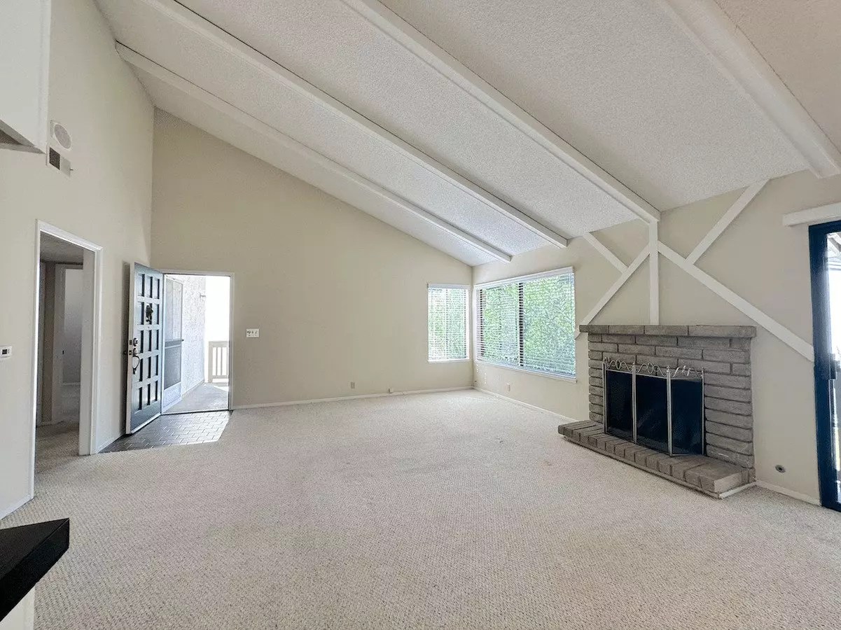 Saratoga 2 Bedroom Upstairs Unit In Great Complex! photo 5