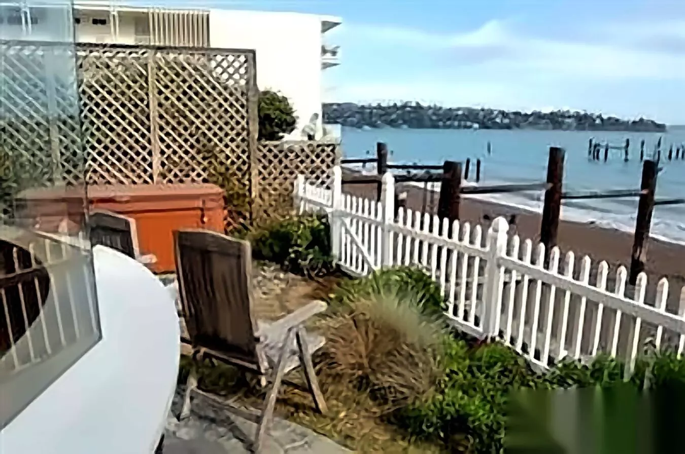 Beachfront 4br/4ba On Swede's Beach — Private Beach Access, Panoramic Bay Views | Old Town Sausalito photo 4