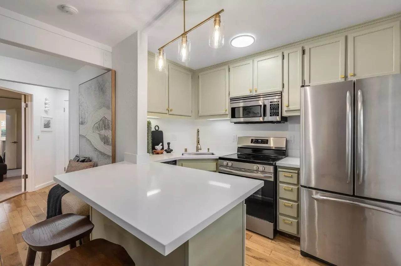 Beautifully Renovated One-bedroom Residence photo 3
