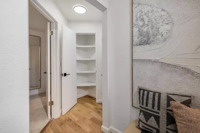 Beautifully Renovated One-bedroom Residence photo 5