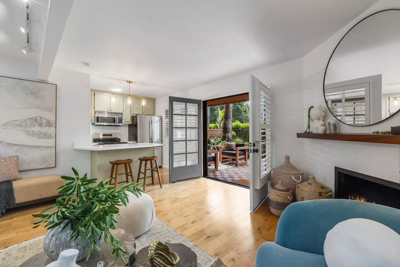 Beautifully Renovated One-bedroom Residence photo 2