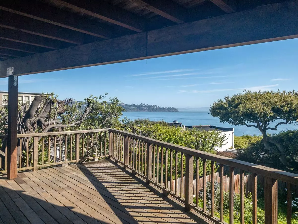 Stunning, Fully Remodeled Jr. 1bd/1ba! Remodeled! Private Deck! Parking! Laundry! Progressive! photo 2