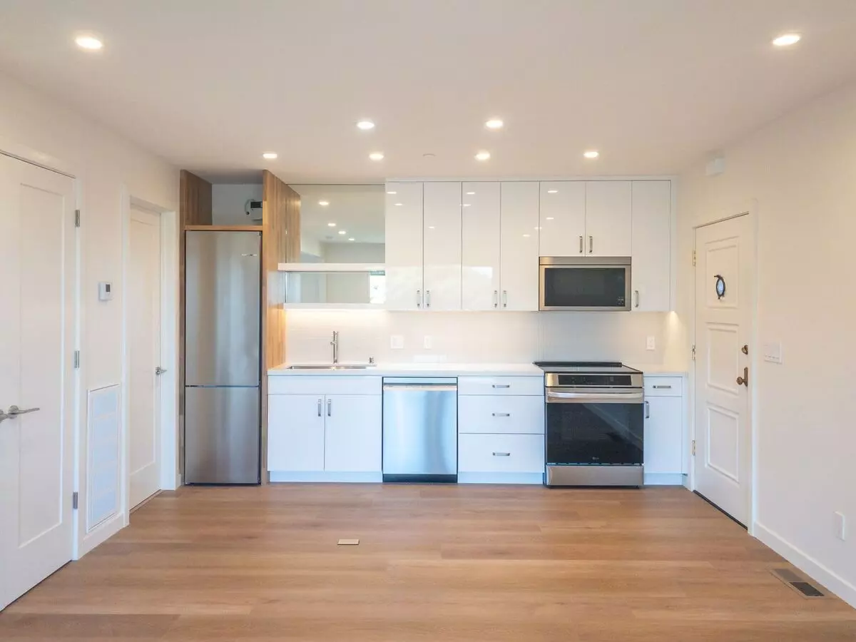 Stunning, Fully Remodeled Jr. 1bd/1ba! Remodeled! Private Deck! Parking! Laundry! Progressive! photo 4