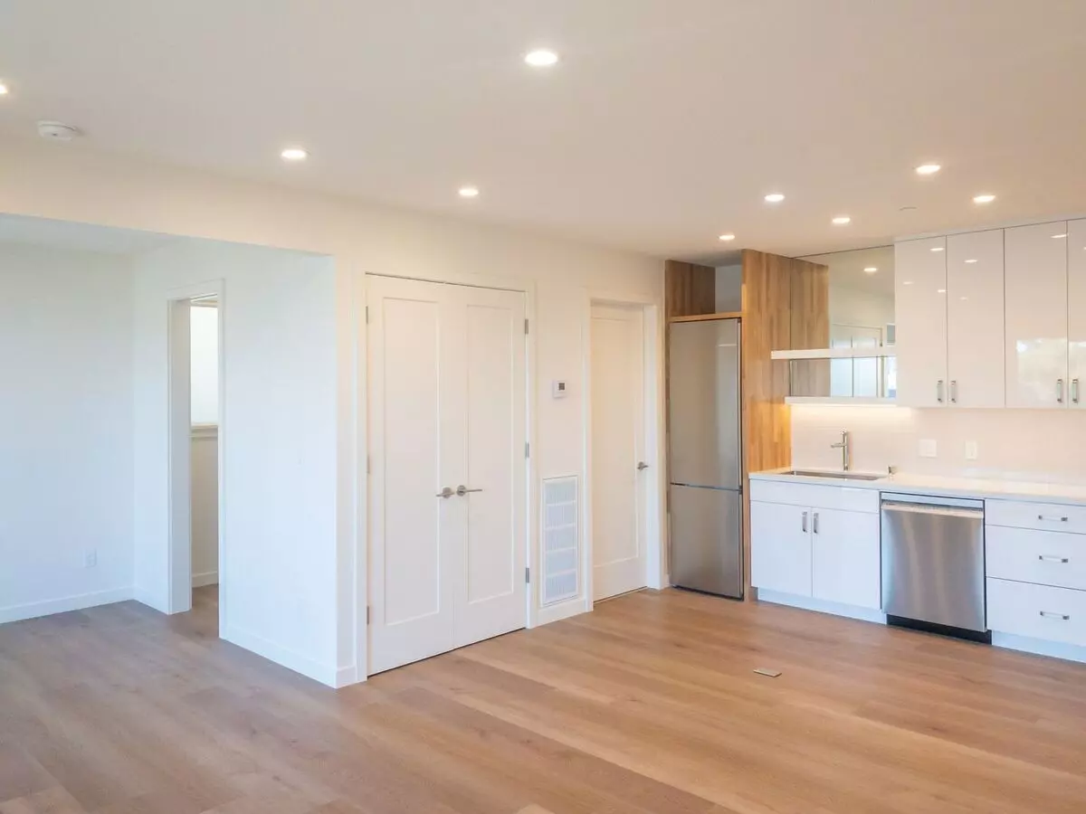 Stunning, Fully Remodeled Jr. 1bd/1ba! Remodeled! Private Deck! Parking! Laundry! Progressive! photo 5