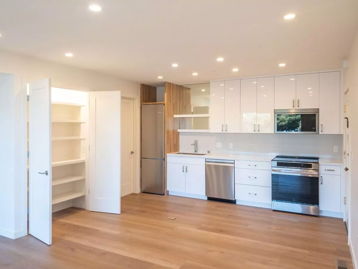 Stunning, Fully Remodeled Jr. 1bd/1ba! Remodeled! Private Deck! Parking! Laundry! Progressive! photo 3