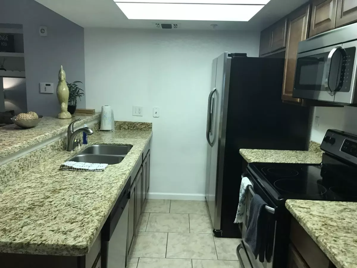 Beautiful 2 Bedroom Condo photo 4