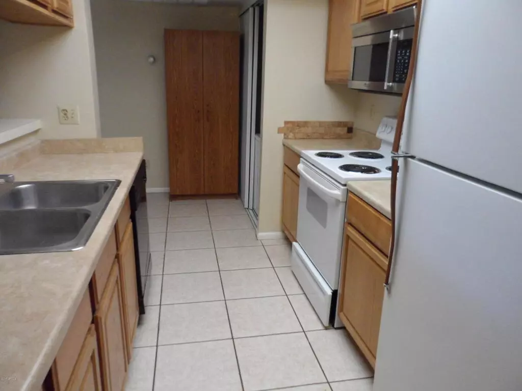Great Townhome In Scottsdale - 2 Bed 1.75 Bath Unfurnished! photo 3