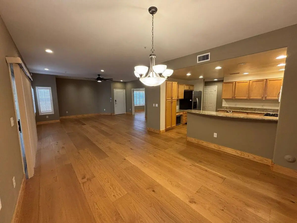 Luxury Ground Level, Gated 2+den Condo photo 5