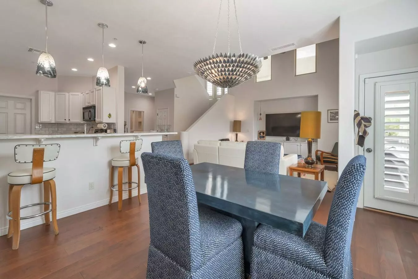 Welcome To This Stunning 2-bedroom, 2.5-bathroom House Located In The Desirable Scottsdale
