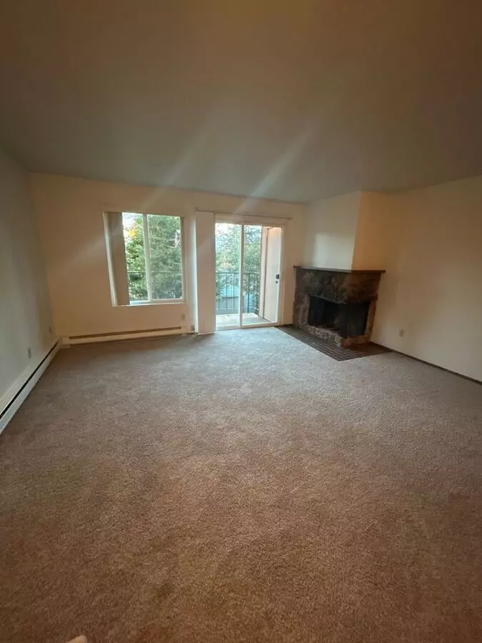 10757 Greenwood Ave N arragun@northwestapartments.com photo 3