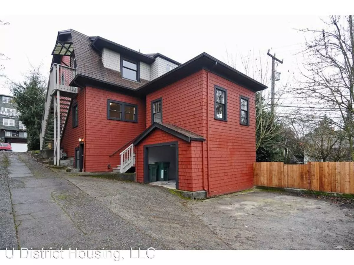 5240 20th Avenue Northeast, Seattle, WA 98105 photo 2