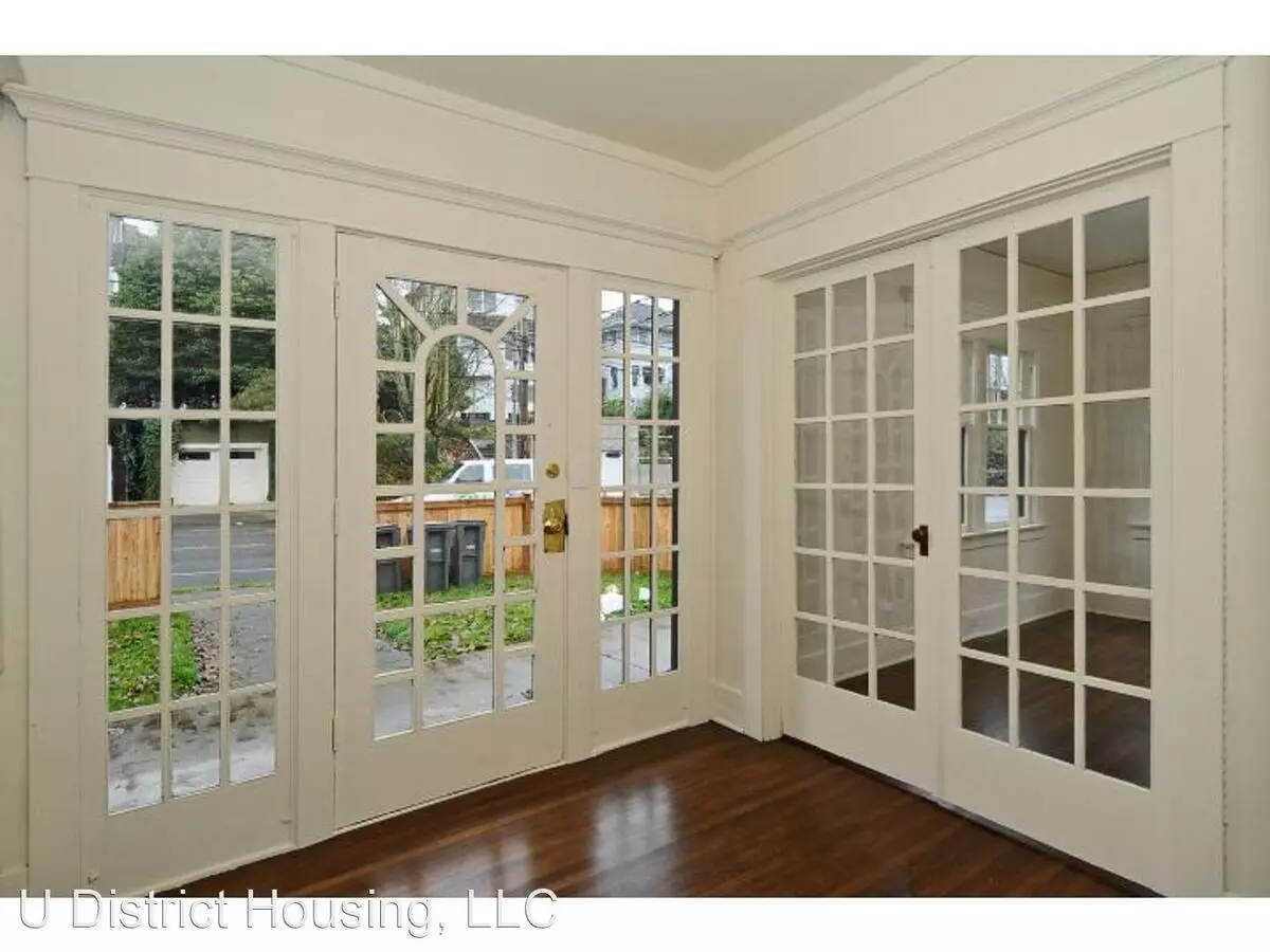 5240 20th Avenue Northeast, Seattle, WA 98105 photo 3