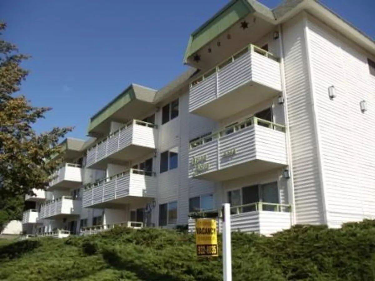 Mid-Century Modern West Seattle Apartment photo 5