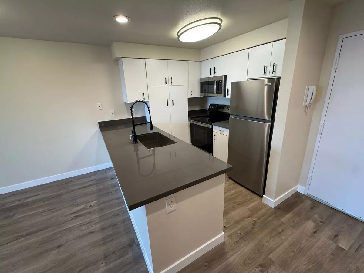 607 E. Harrison St. Castellan@northwestapartments.com photo 3