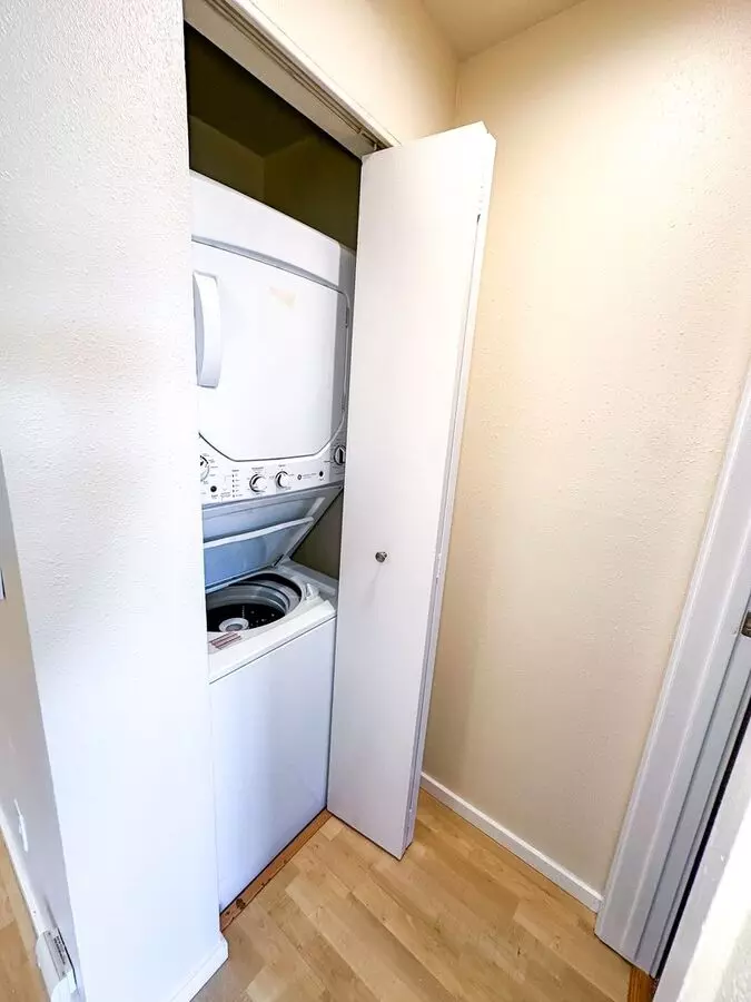 607 E. Harrison St. Castellan@northwestapartments.com photo 5