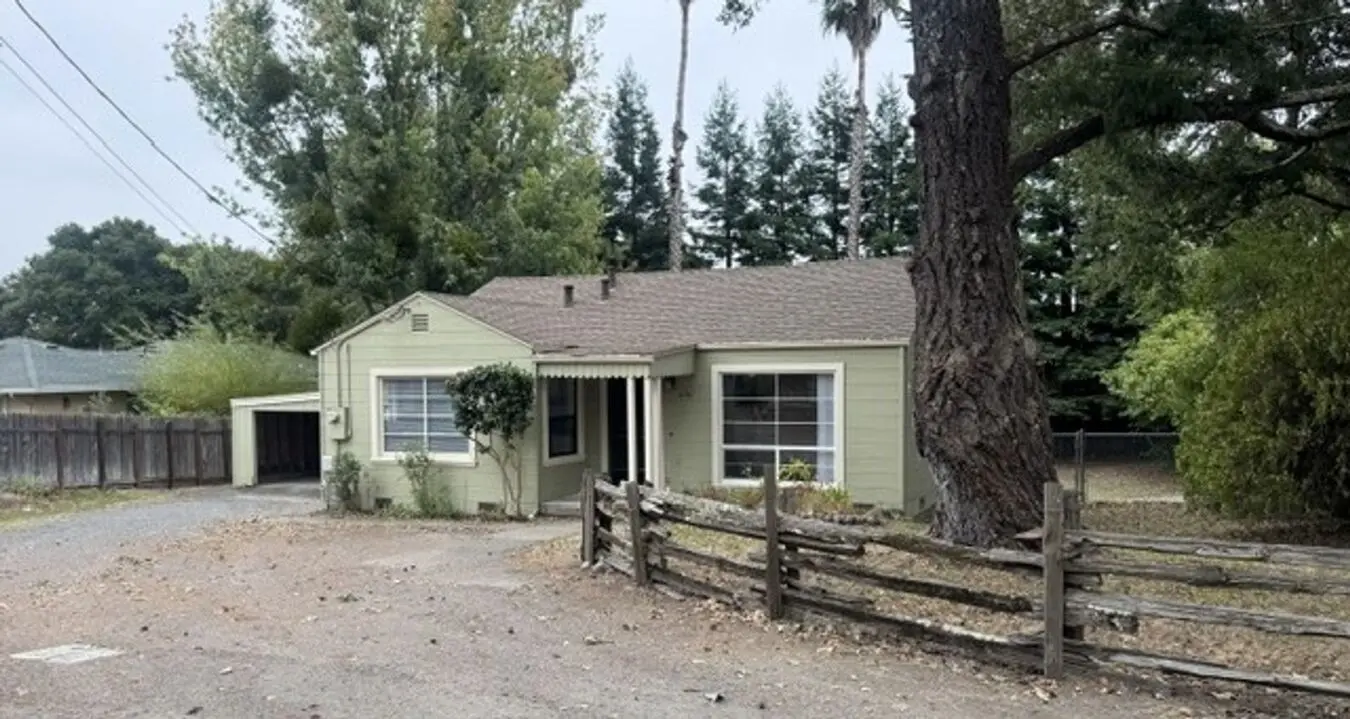 Countryside Adjacent Home With Large Fenced Yard photo 3