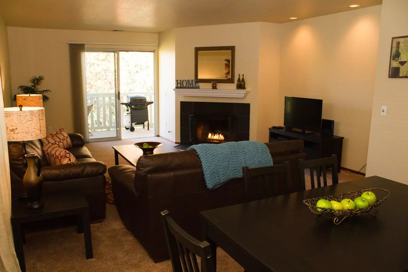 Beautiful Upstairs 2 Bedroom 2 Bath Apartment, Private Front Deck photo 3