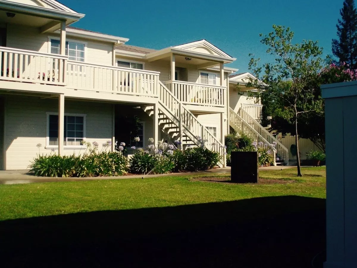 Beautiful Upstairs 2 Bedroom 2 Bath Apartment, Private Front Deck