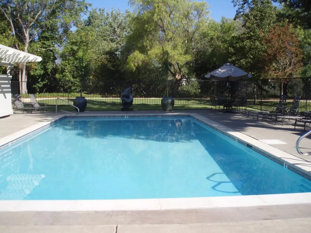 Beautiful Upstairs 2 Bedroom 2 Bath Apartment, Private Front Deck photo 2