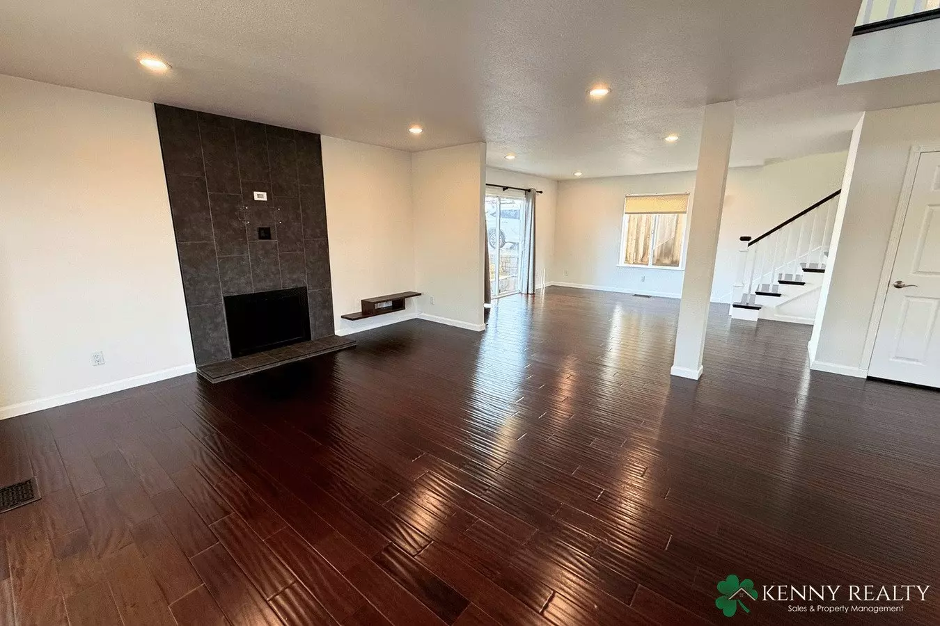 Beautifully Remodeled 4 Bed Home With Loft + Prime Location photo 4