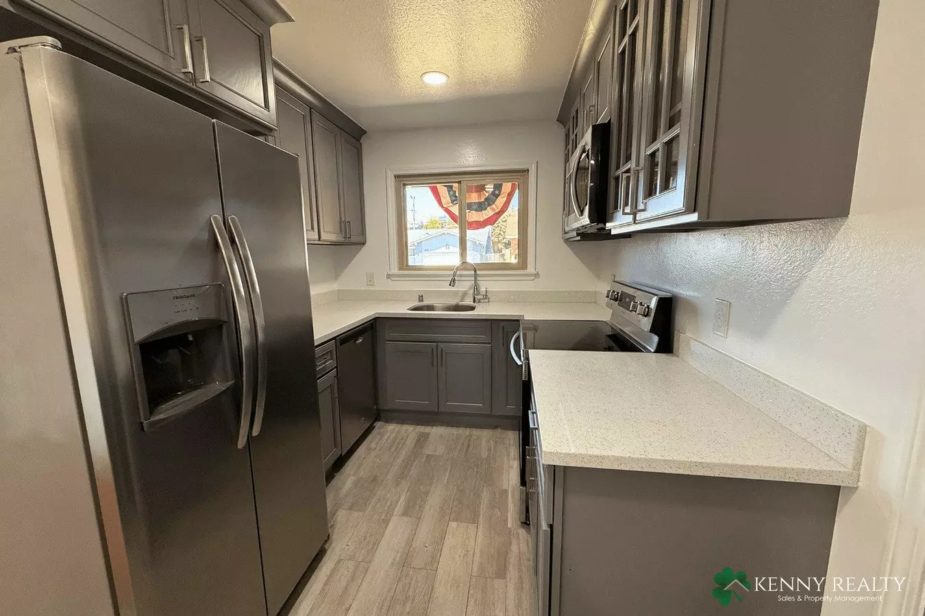 Large 4 Bedroom, 2 Bathroom Home With 2 Car Garage photo 3