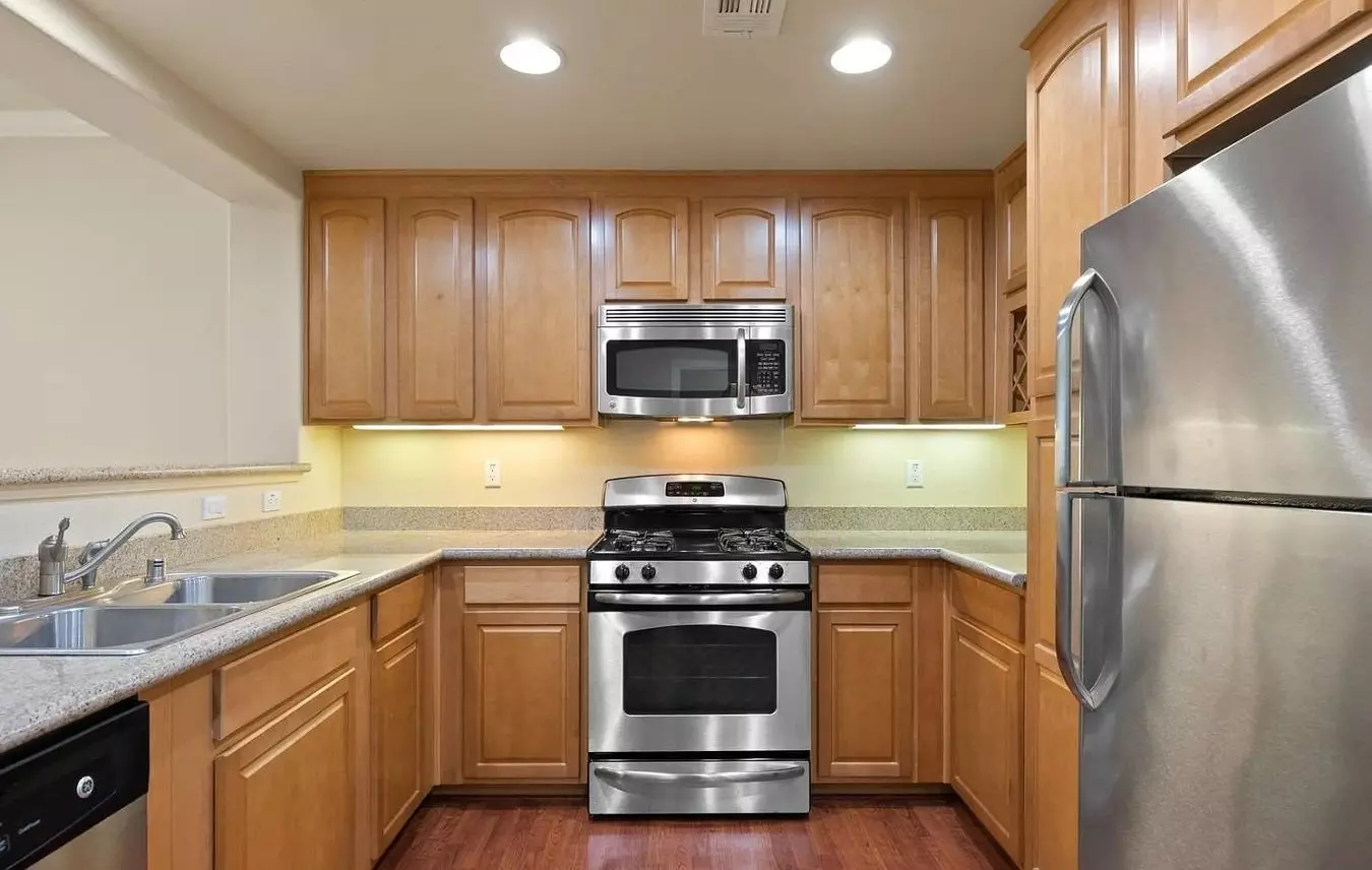 Stylish Ground-floor Condo With Modern Comforts In Desirable Southcity photo 2