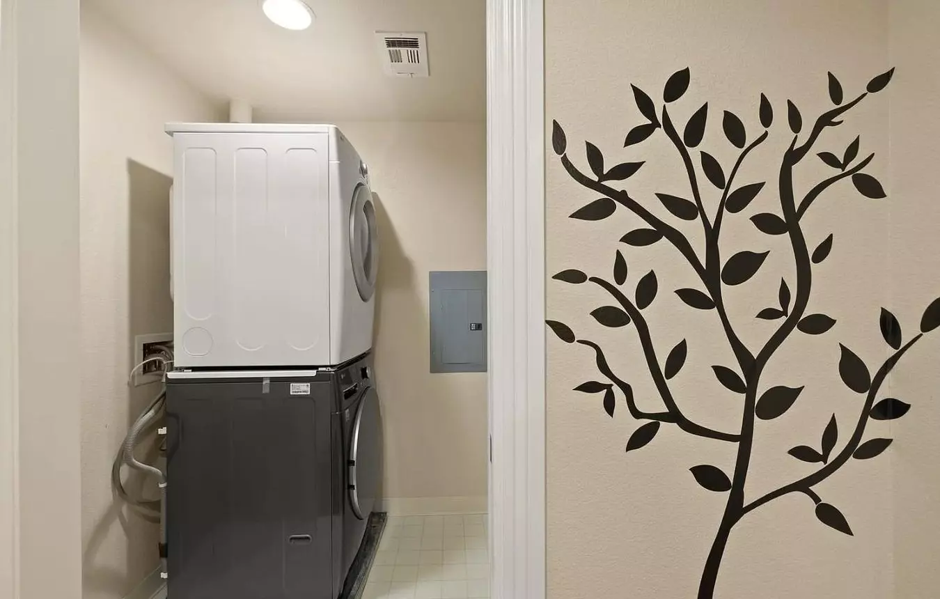 Stylish Ground-floor Condo With Modern Comforts In Desirable Southcity photo 5