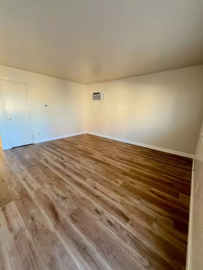 Solano Street Apartments (portal) photo 2