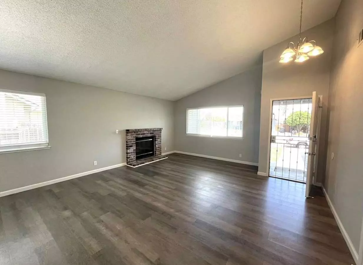 Beautifully Maintained Home With Modern Finishes &amp; Private Fenced Back photo 4