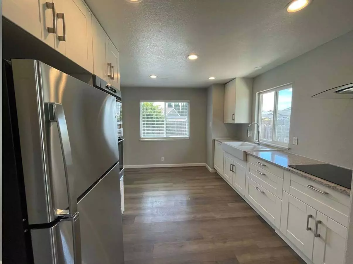 Beautifully Maintained Home With Modern Finishes &amp; Private Fenced Back photo 5