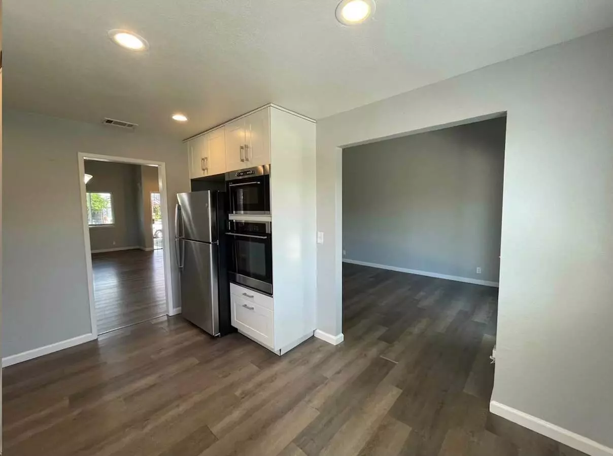 Beautifully Maintained Home With Modern Finishes &amp; Private Fenced Back photo 3