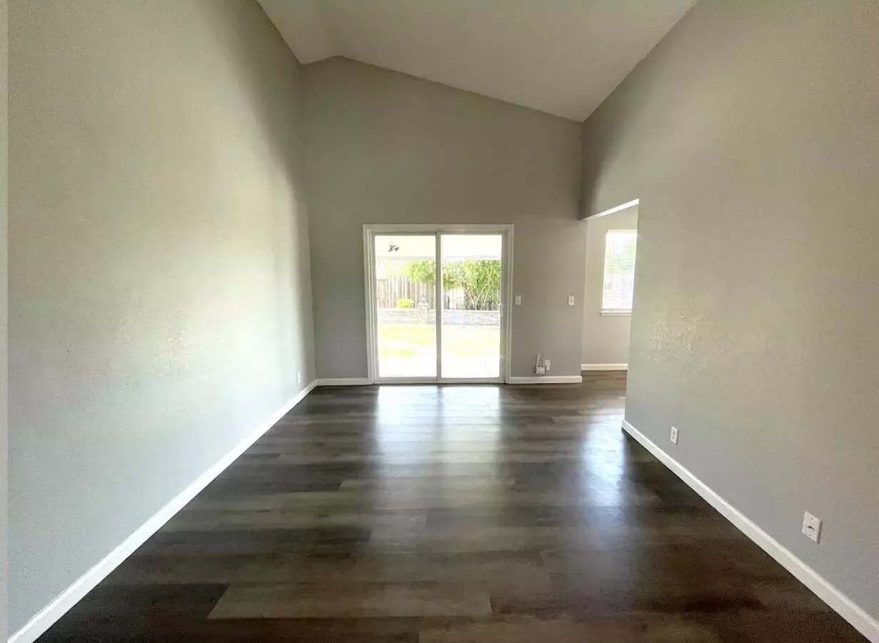 Beautifully Maintained Home With Modern Finishes &amp; Private Fenced Back photo 2