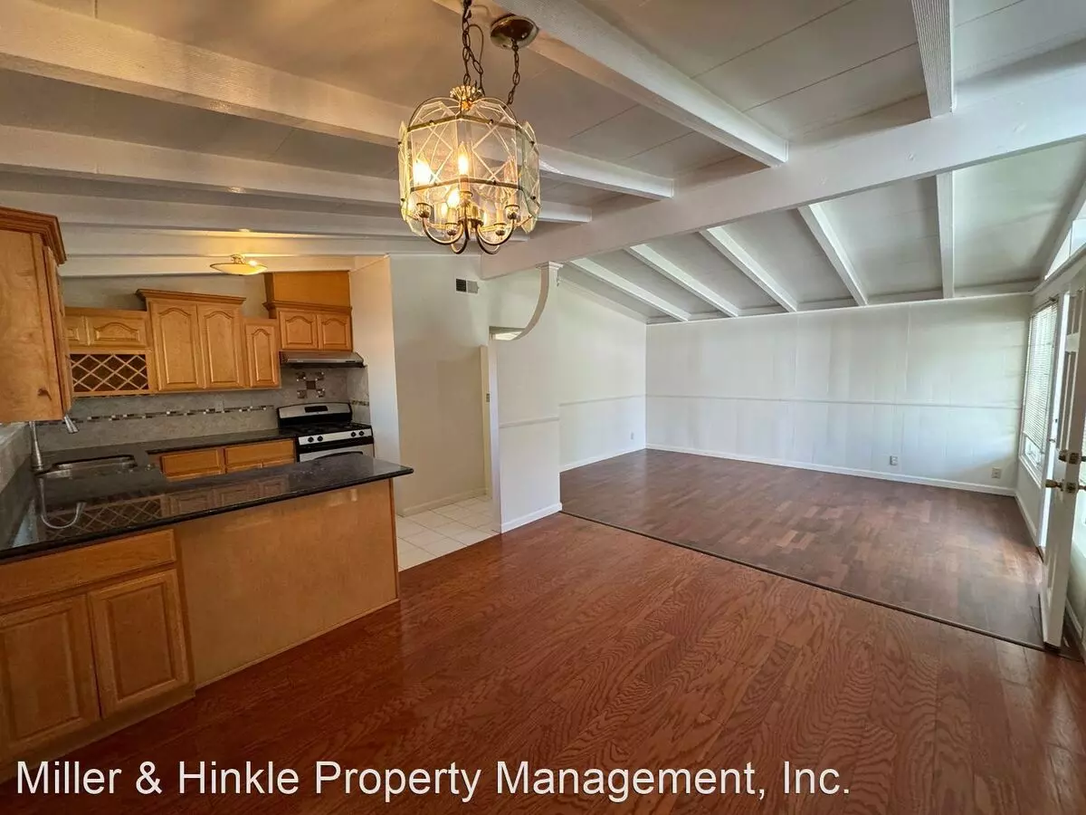 1367 Torrance Ave photo 4