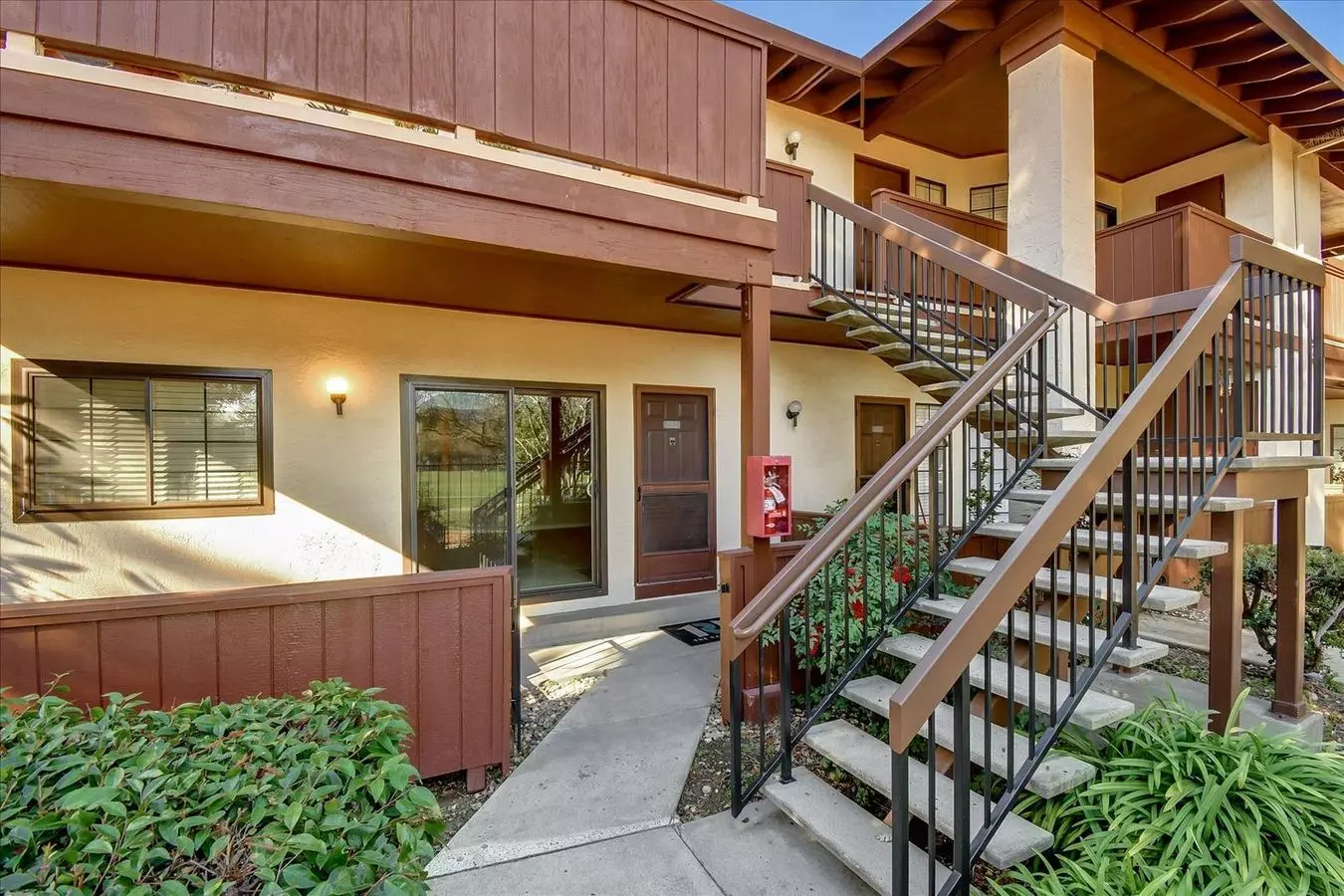 Ground floor condo with 2 car garage photo 3